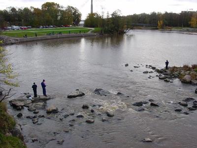 Lippoajia suvannossa. Koski ei kuulu suvannon kalastuslupaan (Kuva: MNi)