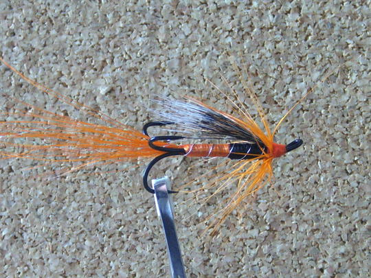 Mustad 3-haarainen