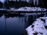 Saaren puolen betonikulma on hävinny ja siitä lähtee toiseen uomaan kalaporras