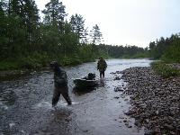 Välillä piti veneet hinata matkalla ylös päin. En tiedä miksi ei soutamalla päästy ylös päin, liian vähän vettä tai liian pieni hauis.